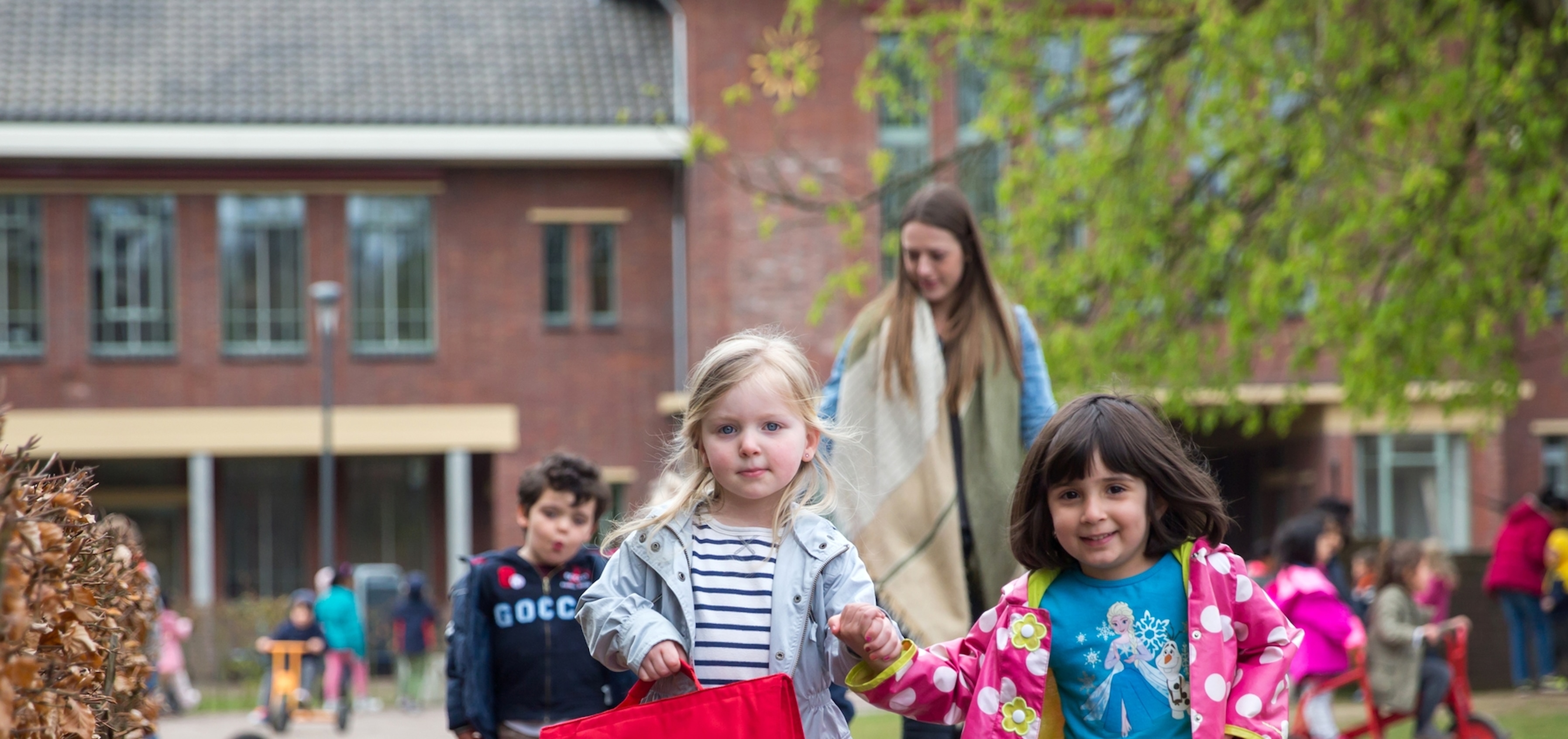 kindjes op schoolplein