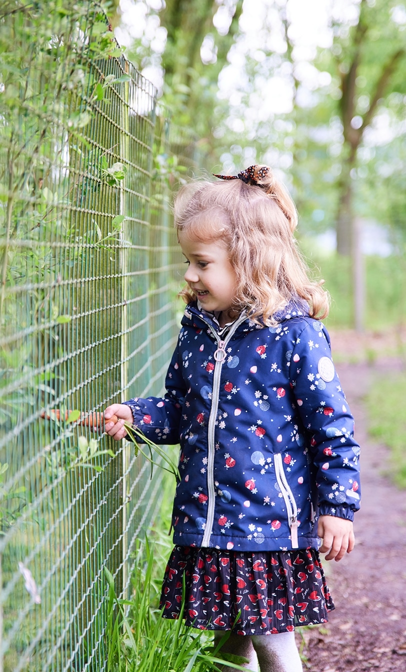 Meisje met wortel in hand